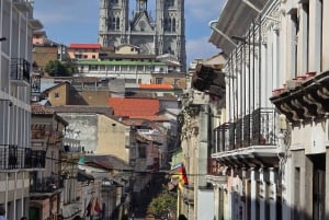 Quito: Teleferico, Old Town, and Intiñan Museum Private Tour