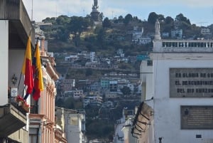 Quito: Teleferico, Old Town, and Intiñan Museum Private Tour