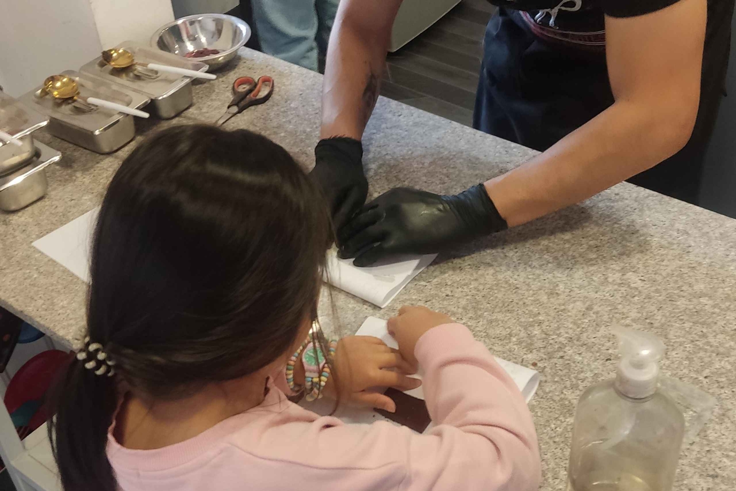 Quitos historiska centrum med familjen: Skattjakt till fots