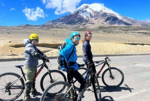 Riobamba: Excursión en bicicleta y senderismo por el volcán Chimborazo con almuerzo
