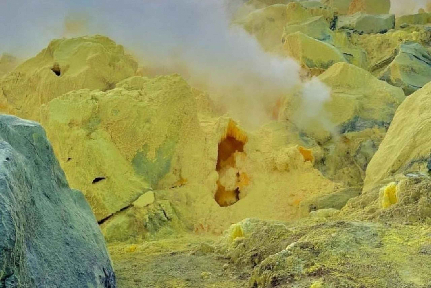 Espectáculo de fumarolas de azufre: Expedición al interior del volcán