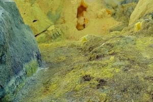 硫黄噴気孔の光景: 火山探検隊の内部