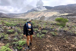 硫黄噴気孔の光景: 火山探検隊の内部