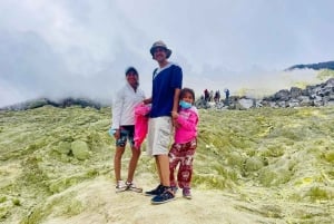 硫黄噴気孔の光景: 火山探検隊の内部