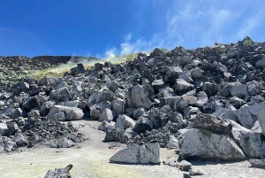 硫黄噴気孔の光景: 火山探検隊の内部