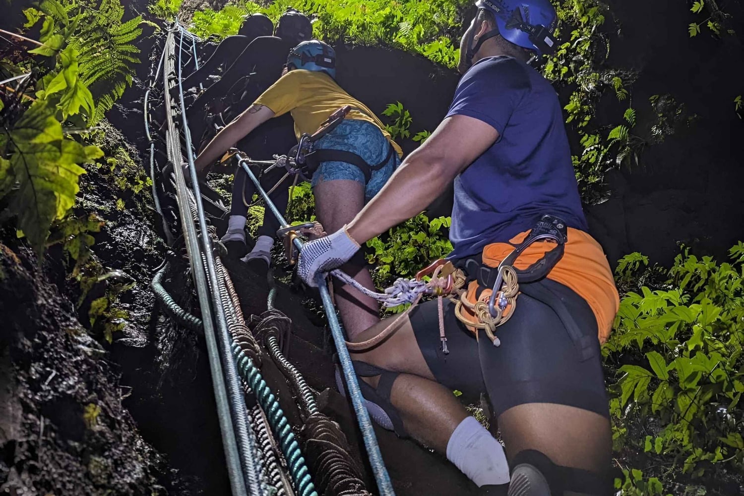 Rappel en Volcán Trillizos en Isla Isabela
