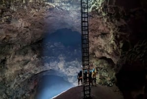 Trillizos Volcano Rappel & Private Caves of Sucre-Isabela Excursion