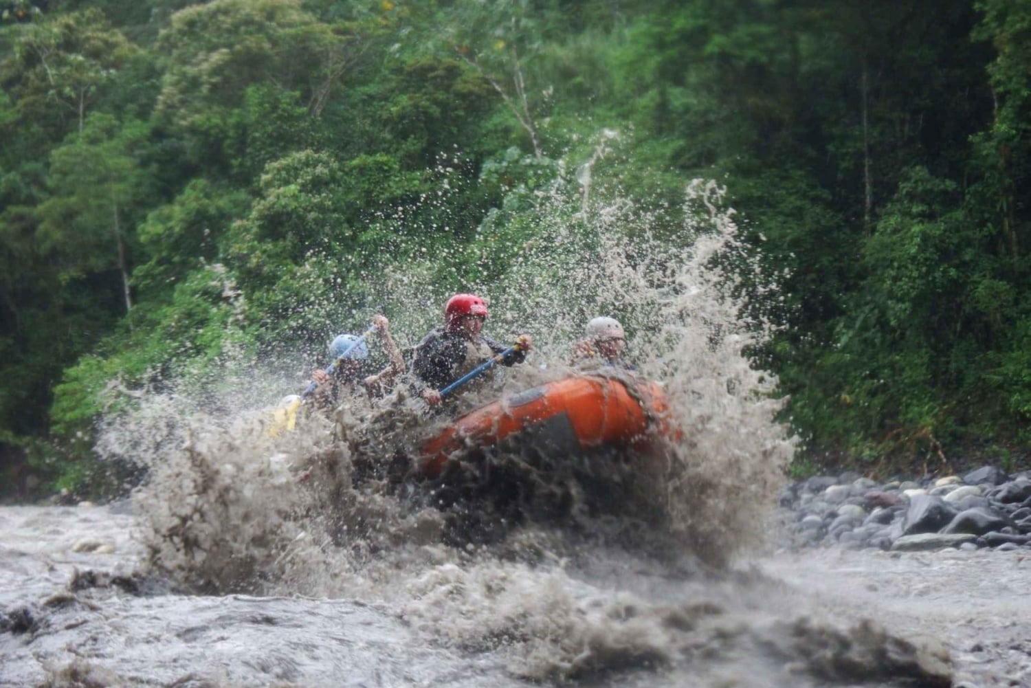 Rafting i det ville vannet i Baños