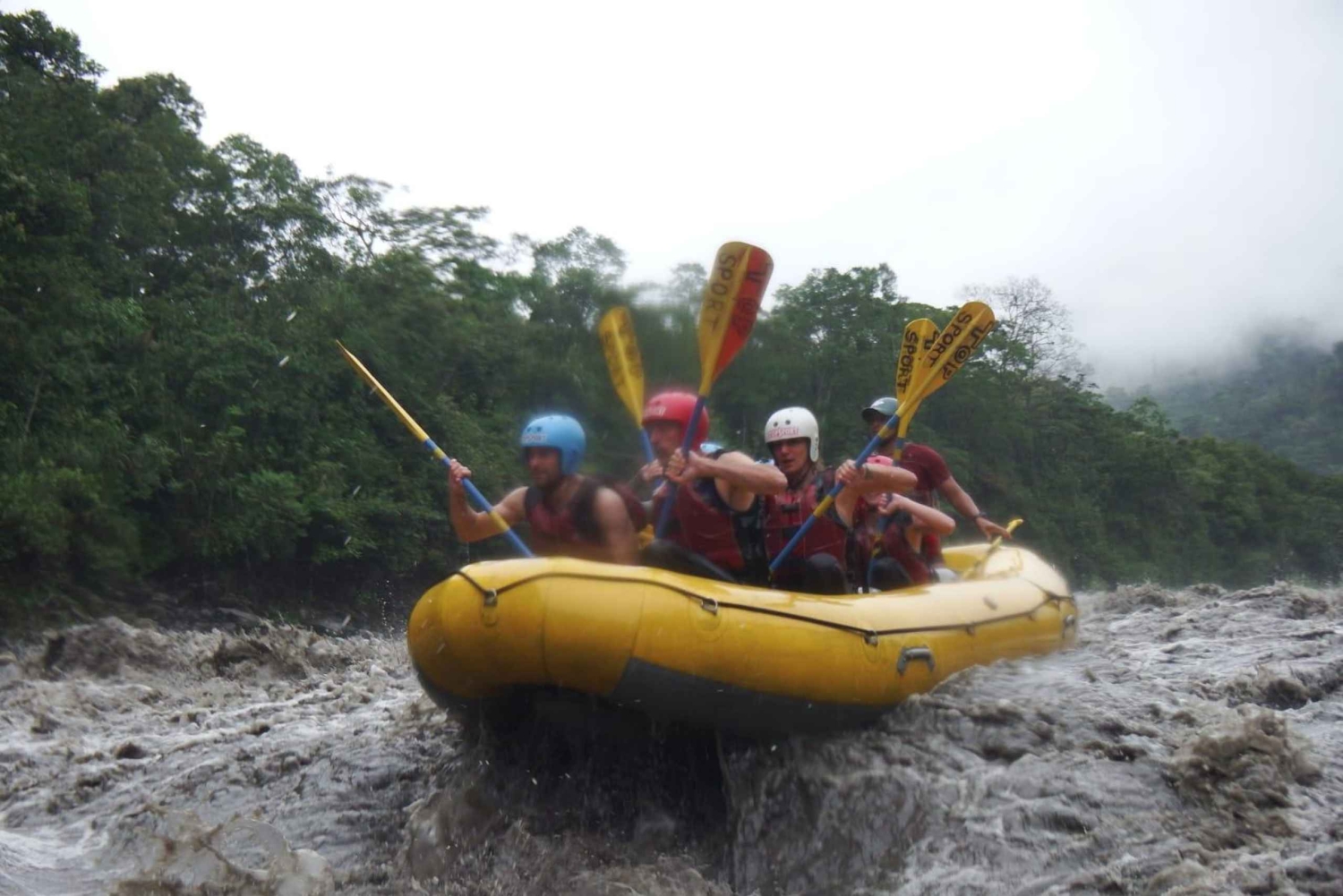Rafting i det ville vannet i Baños