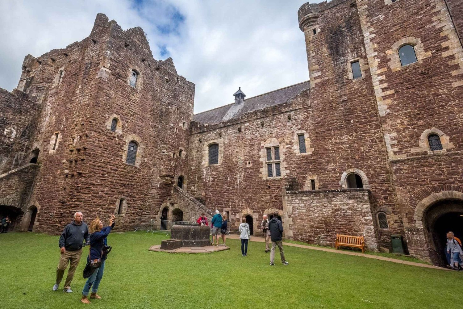 Edinburgh and Outlander by Rail from London 3-Day Tour