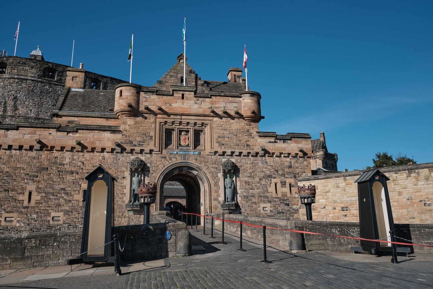 Edimburgo: tour guidato del castello e biglietto per il Palazzo di Holyrood