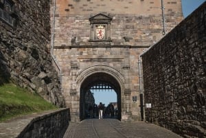 Edimburgo: tour guidato del castello e biglietto per il Palazzo di Holyrood