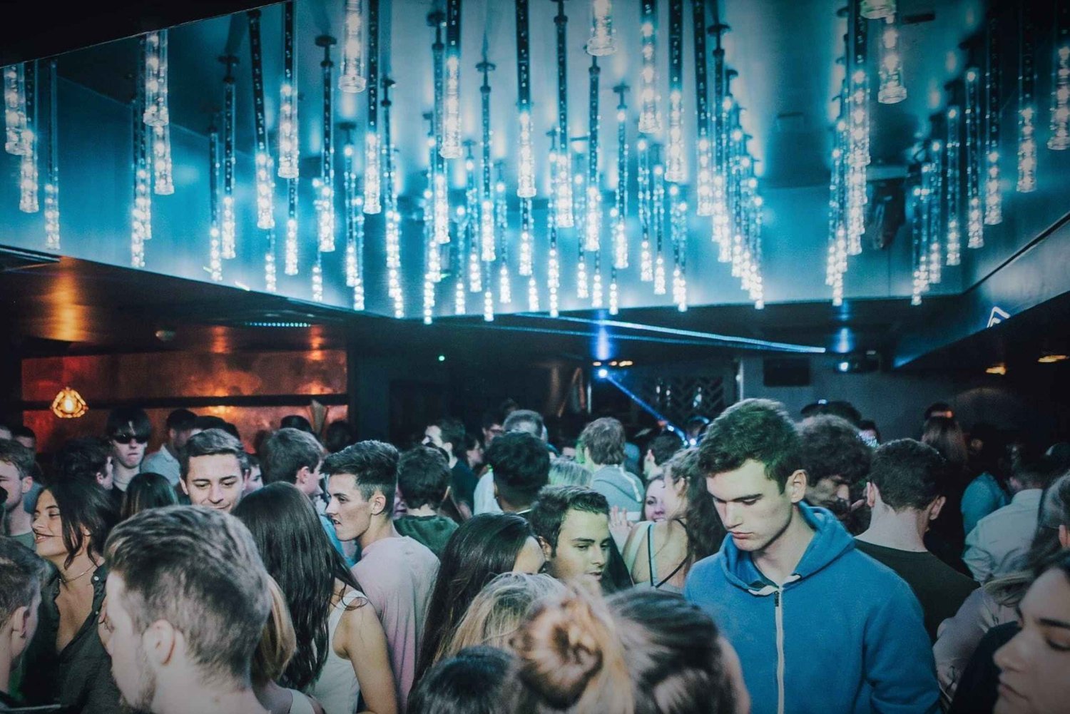 Edinburgh: Electric Mile Pub Crawl with Free Shots