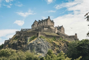 Edinburgh: Fun Puzzle Treasure Hunt to a Pub! + Team Racing!