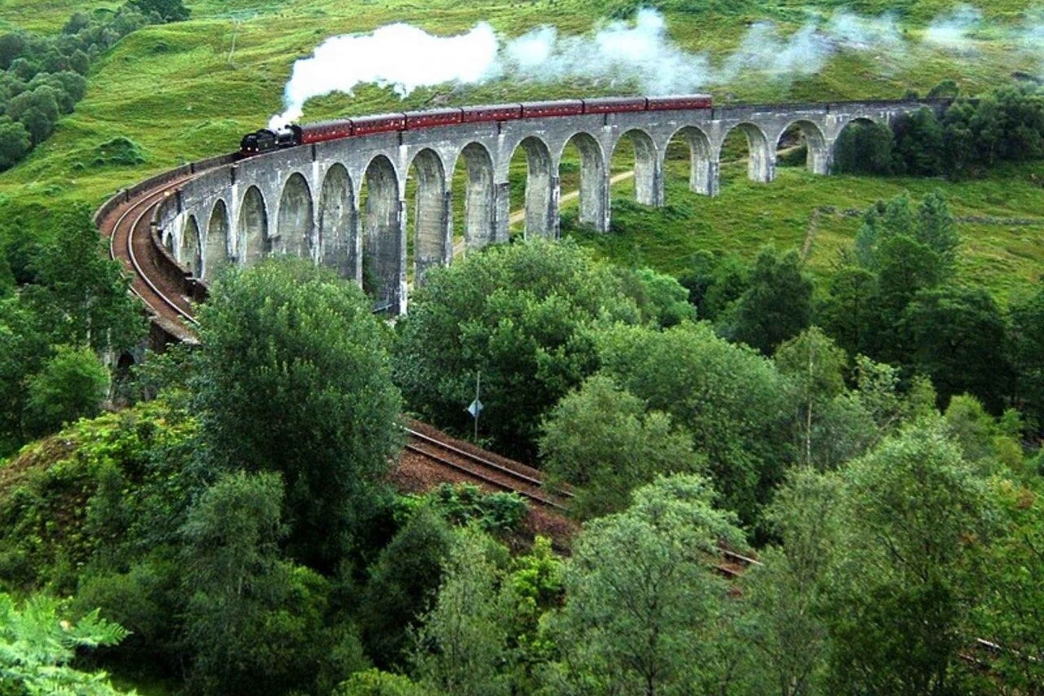 Edinburgh: Glenfinnan, Fort William & Glencoe Voyagers Trip