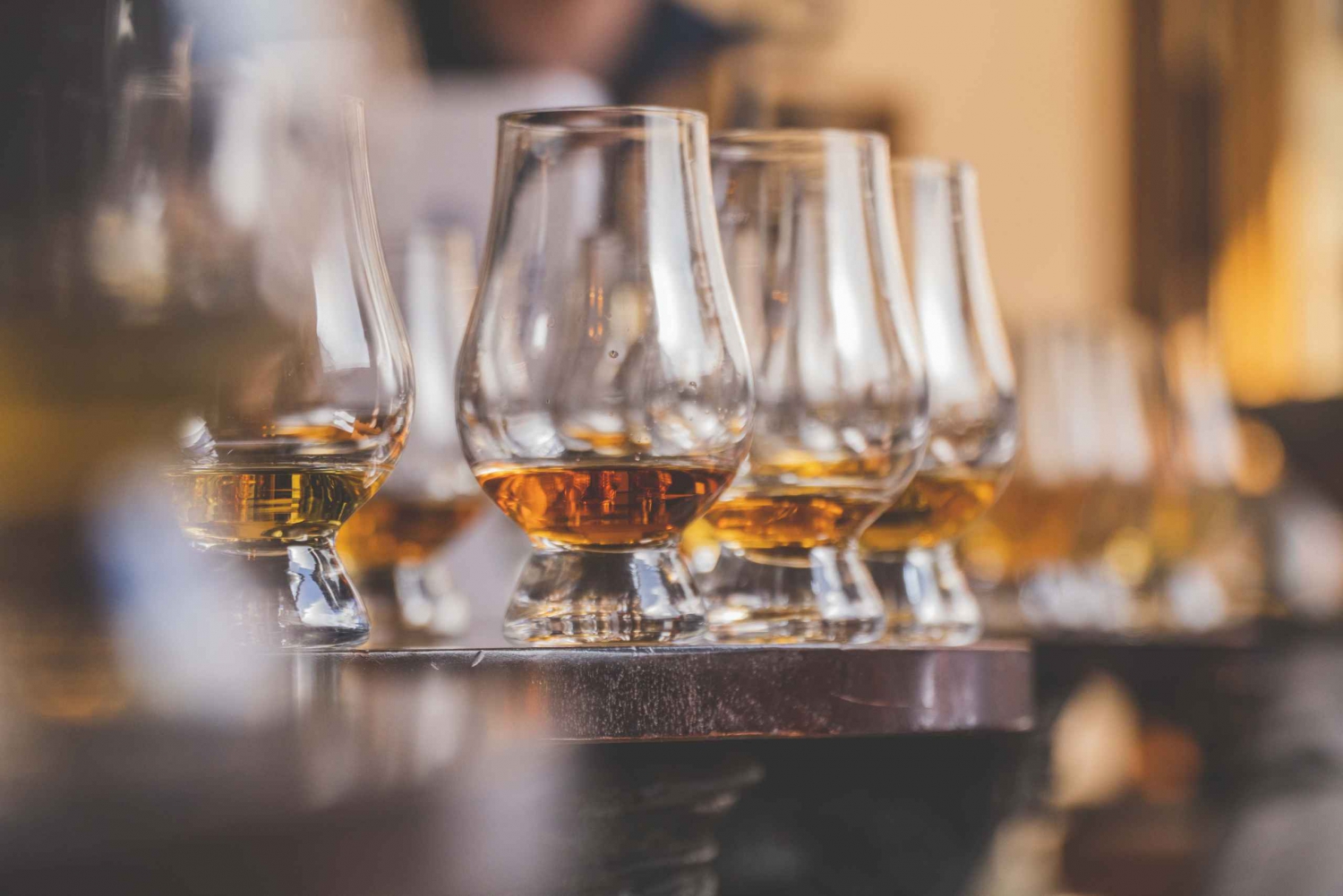 Edinburgh: Guided Whisky Tasting & Walking Tour with Snacks