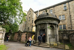 Edinburgh: Haunted Underground Vaults and Graveyard Tour
