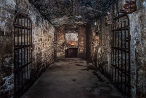 Edinburgh: Haunted Underground Vaults and Graveyard Tour