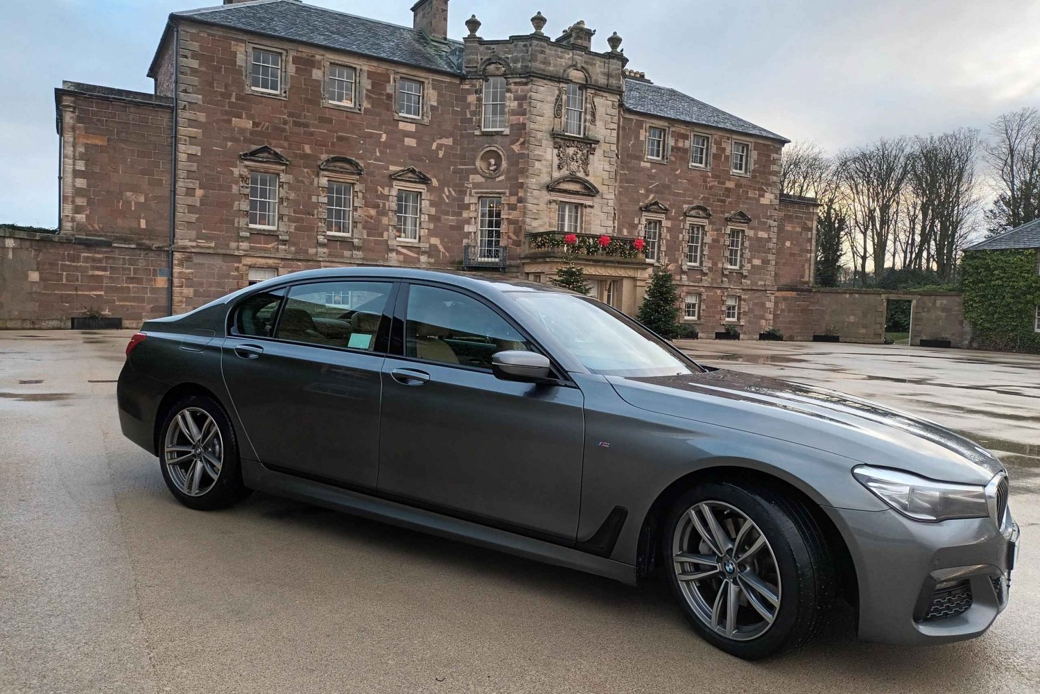 Edinburgh: Luxury Car and Driver Hire with Unlimited Mileage