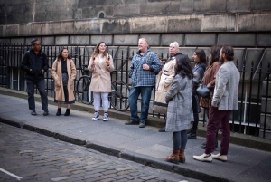 Edinburgh: Old Town Walking Tour with Holyrood Entry