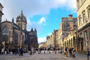 Edinburgh: private walking tour in French with Clémentine