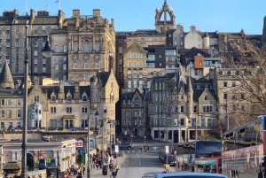 Edinburgh: private walking tour in French with Clémentine