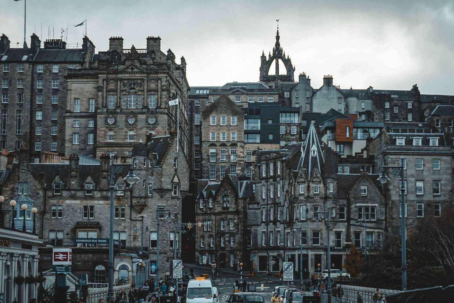 Edinburgh: Private Walking Tour with Edinburgh Castle Entry