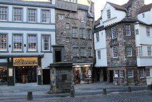 Edinburgh: Royal Mile Guided Walking Tour with Comedian