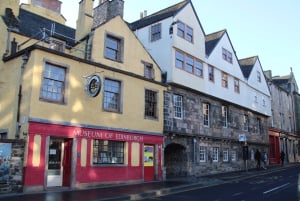 Edinburgh: Royal Mile Guided Walking Tour with Comedian