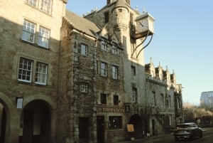Edinburgh: Royal Mile Guided Walking Tour with Comedian
