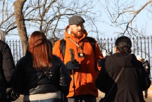 Edinburgh: Royal Mile Guided Walking Tour with Comedian