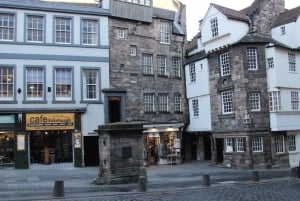 Edinburgh: Royal Mile Guided Walking Tour with Comedian