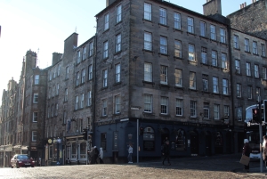 Edinburgh: Royal Mile Guided Walking Tour with Comedian