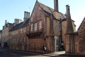 Edinburgh: Royal Mile Guided Walking Tour with Comedian