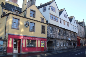 Edinburgh: Royal Mile Guided Walking Tour with Comedian