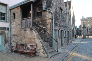 Edinburgh: Royal Mile Guided Walking Tour with Comedian