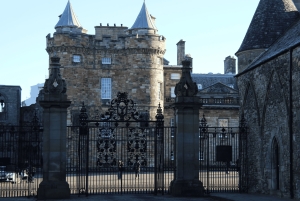 Edinburgh: Royal Mile Guided Walking Tour with Comedian