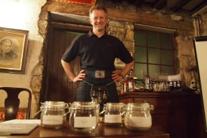 Edinburgh: Small-Group History of Whisky Tour with Tasting