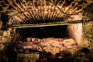 Edinburgh: Underground Vaults Tour with Whisky or Gin