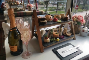 Edinburgh: Vintage Bus Tour with Afternoon Tea or Gin