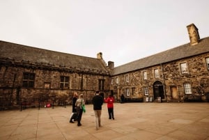 Edinburgh: City Tour: VIP Early Access Castle & Guided City Tour