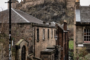Edinburgh: Walking Tour / Treasure Hunt (app led)