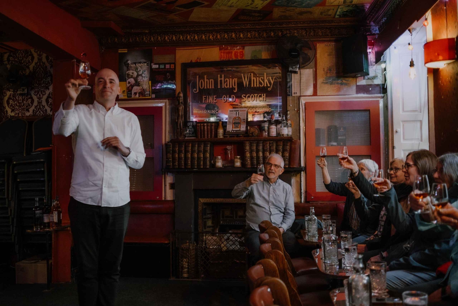 Edinburgh - Whiskyprovning och berättande Whiskyprovning och historieberättande i en historisk pub