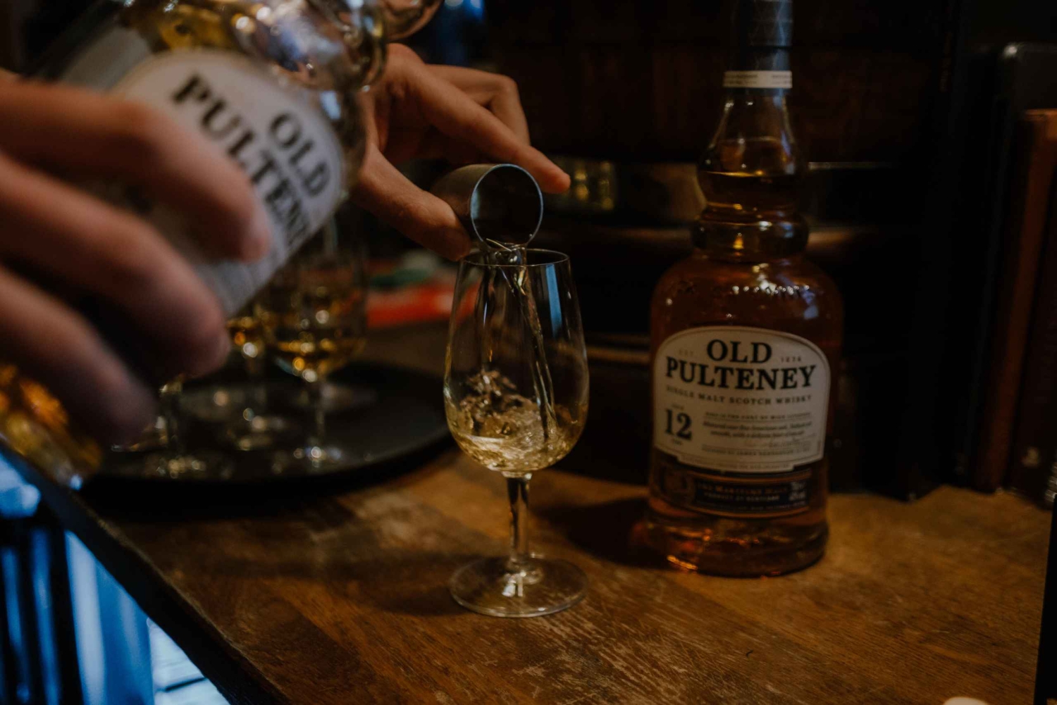 Edinburgh - Whiskyprovning och berättande Whiskyprovning och historieberättande i en historisk pub