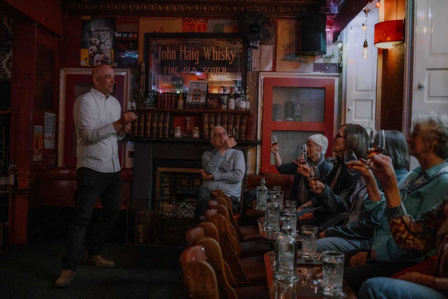 Edinburgh - Whiskyprovning och berättande Whiskyprovning och historieberättande i en historisk pub