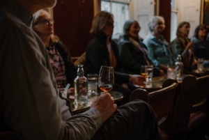 Edinburgh - Whiskyprovning och berättande Whiskyprovning och historieberättande i en historisk pub