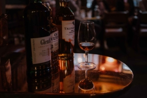 Edinburgh - Whiskyprovning och berättande Whiskyprovning och historieberättande i en historisk pub
