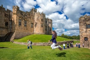 Från Edinburgh: Dagsutflykt till Bamburgh och Alnwick Castle