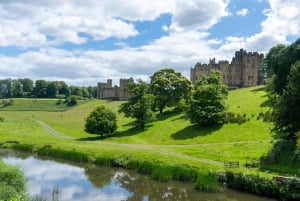 From Edinburgh: Day Trip to Bamburgh and Alnwick Castle
