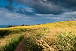 From Edinburgh: Glamis and Dunnottar Castles Tour in Italian